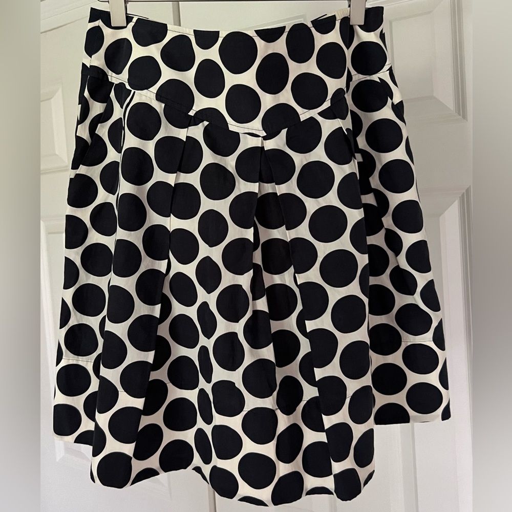 Banana Republic silk polka dot skirt with pockets, size 8 Navy/Cream